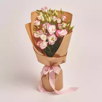 Букет из 5 розовых лизиантусов в крафте