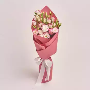 Букет из 5 розовых лизиантусов в розовой бумаге