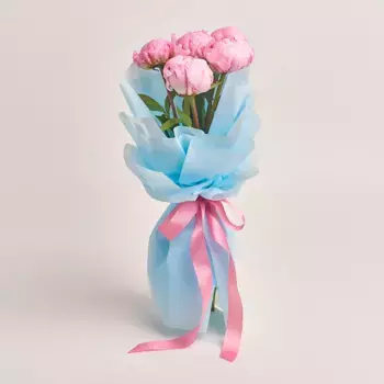 Букет из 5 розовых пионов в голубой пленке