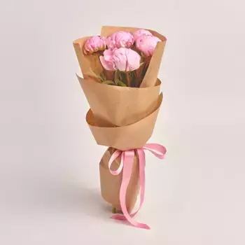 Букет из 5 розовых пионов в крафте