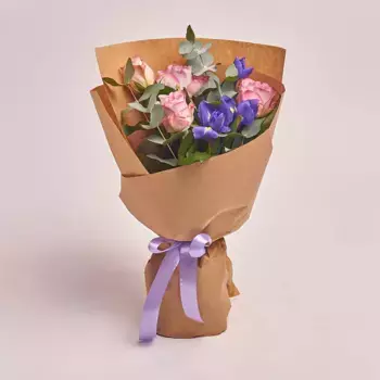 Букет из 5 розовых роз и 3 синих ирисов