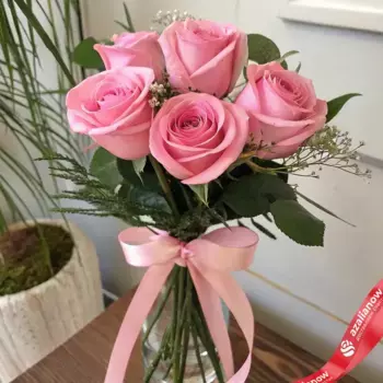 Букет из 5 розовых роз с лентой, 40 см, Россия