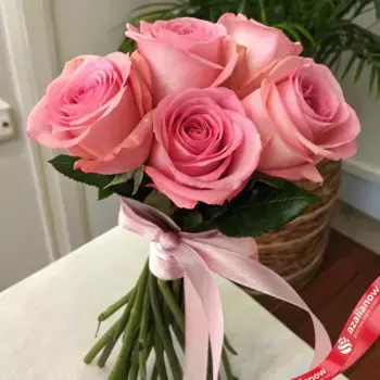 Букет из 5 розовых роз с лентой, 50 см, Эквадор