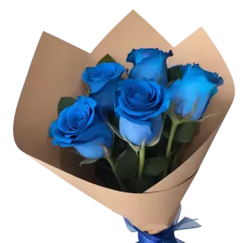 Букет из 5 синих роз в крафте с синей лентой