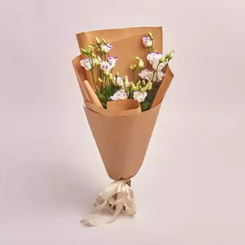 Букет из 5 светло-фиолетовых лизиантусов в крафте