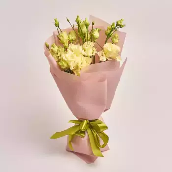 Букет из 5 желтых лизиантусов в бежевой пленке