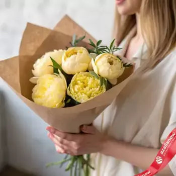 Букет из 5 желтых пионов в крафте, Голландия
