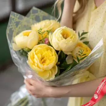 Букет из 5 желтых пионов в пленке, Голландия