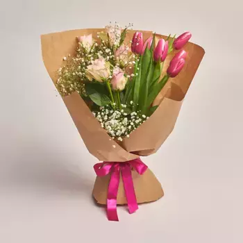 Букет из 6 розовых тюльпанов, 5 роз и гипсофилы