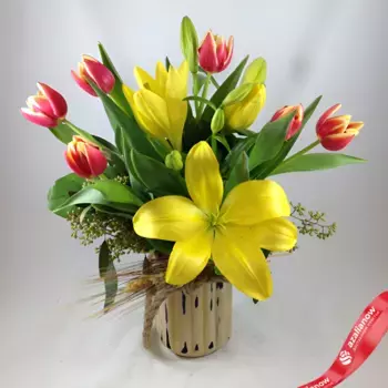 Букет из 6 желто-красных тюльпанов и 3 желтых лилий