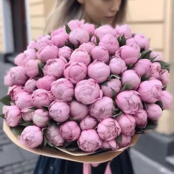 Букет из 75 розовых пионов в крафте