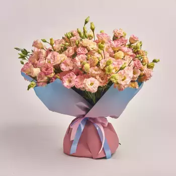Букет из 75 светло-розовых лизиантусов в голубой бумаге