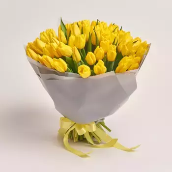 Букет из 75 желтых тюльпанов в серой пленке