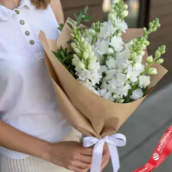 Букет из 7 белых дельфиниумов в крафте с белой лентой