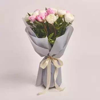 Букет из 7 белых и 8 розовых пионов в серой пленке