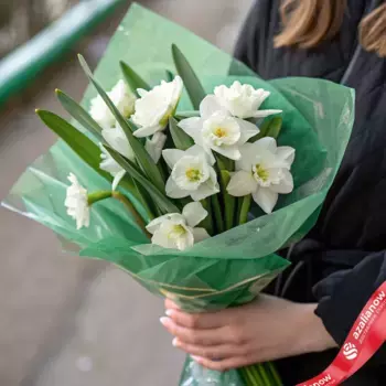 Букет из 7 белых нарциссов в зеленой пленке