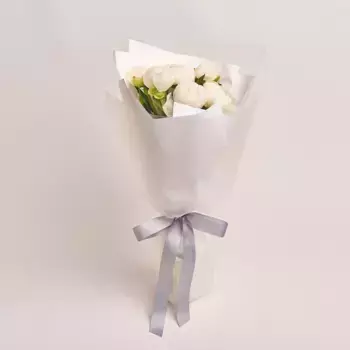 Букет из 7 белых пионов в белой бумаге