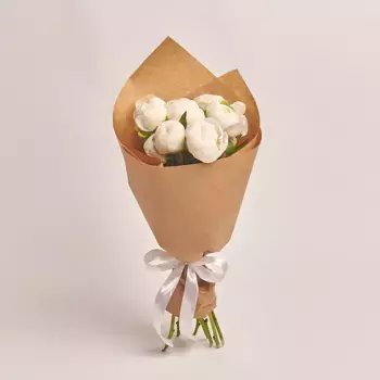 Букет из 7 белых пионов в крафте
