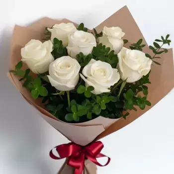 Букет из 7 белых роз в крафте