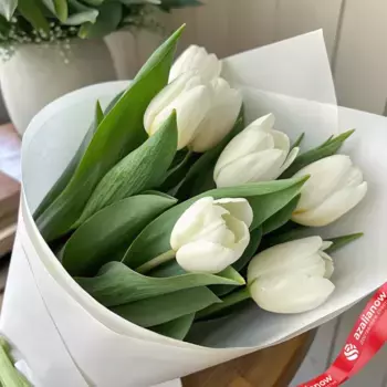 Букет из 7 белых тюльпанов в упаковке