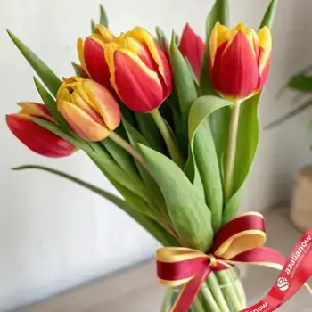 Букет из 7 красно-желтых тюльпанов с лентой
