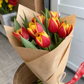 Букет из 7 красно-желтых тюльпанов в крафте