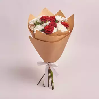 Букет из 7 красных роз и 4 белых хризантем в крафте