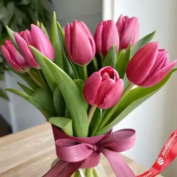 Букет из 7 малиновых тюльпанов с лентой