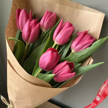 Букет из 7 малиновых тюльпанов в крафте