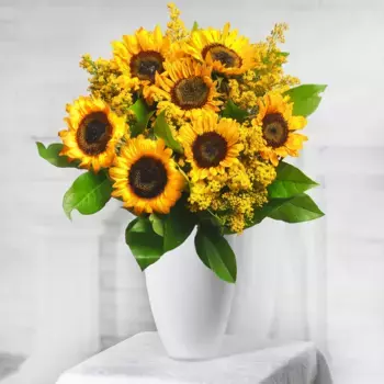 Букет из 7 подсолнухов и солидаго