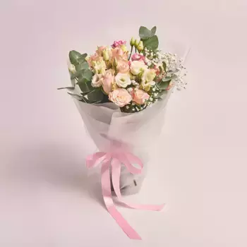 Букет из 7 роз, 3 лизиантусов, гипсофилы «Первый класс»