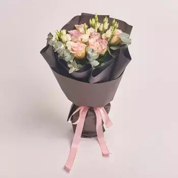 Букет из 7 роз и 4 лизиантусов в черной бумаге