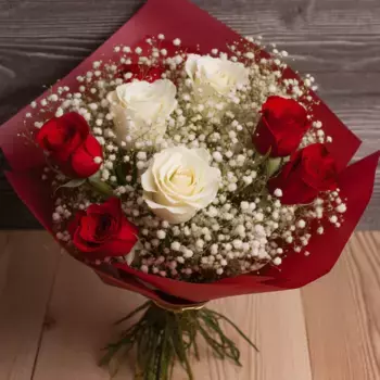 Букет из 7 роз и гипсофил в красной бумаге