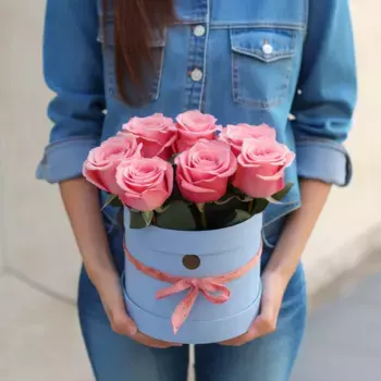 Букет из 7 розовых роз в голубой коробке