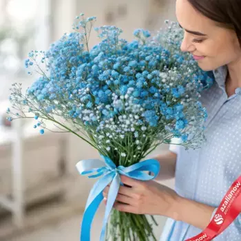 Букет из 7 синих гипсофил с голубой лентой