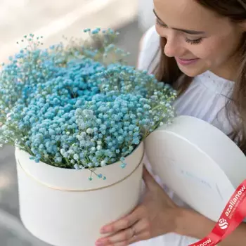 Букет из 7 синих гипсофил в белой коробке