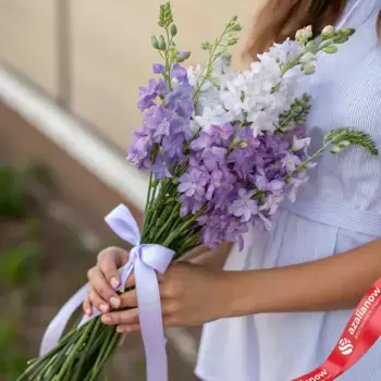 Букет из 7 сиреневых дельфиниумов с белой лентой