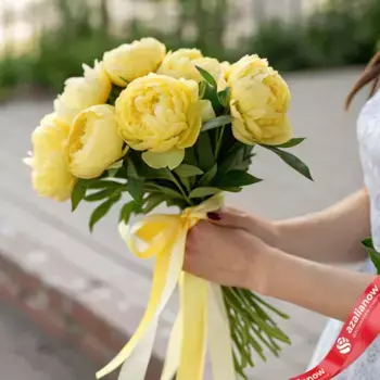 Букет из 7 желтых пионов с лентой, Голландия