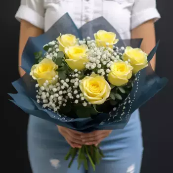 Букет из 7 желтых роз и 4 белых гипсофил в синей упаковке