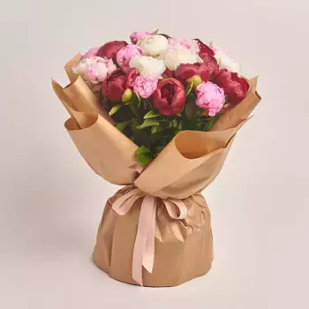 Букет из 8 белых, 8 красных и 9 розовых пионов в крафте