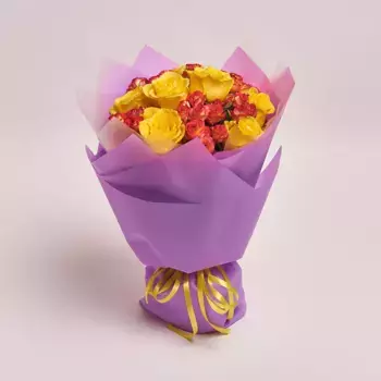 Букет из 8 красных и 7 желтых роз в фиолетовой пленке