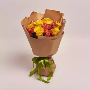 Букет из 8 красных и 7 желтых роз в крафте «Бухгалтеру»