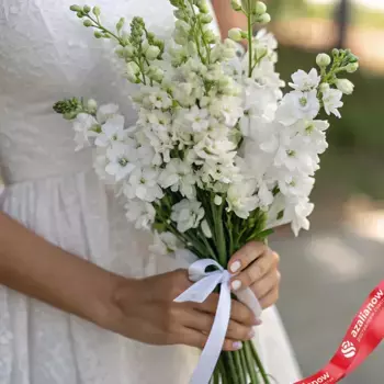 Букет из 9 белых дельфиниумов с белой лентой