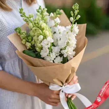 Букет из 9 белых дельфиниумов в крафте с белой лентой