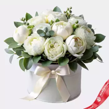 Букет из 9 белых пионов и эвкалипта в коробке