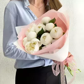 Букет из 9 белых пионов в белой и розовой бумаге