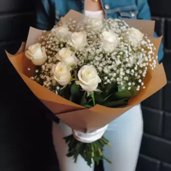 Букет из 9 белых роз и гипсофил в крафте
