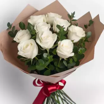 Букет из 9 белых роз в крафте