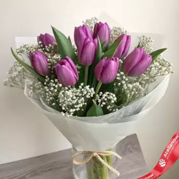 Букет из 9 фиолетовых тюльпанов и гипсофил в упаковке
