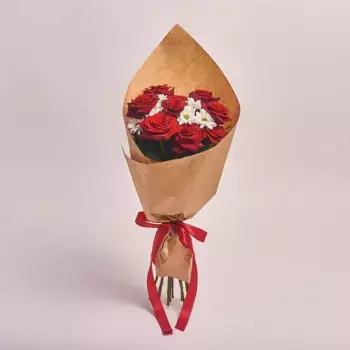Букет из 9 красных роз и 2 белых хризантем в крафте